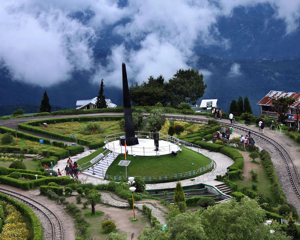 adventure-of-darjeeling-2